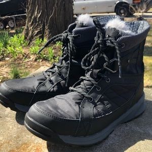 Women’s size 9 Faux fur Columbia winter boots